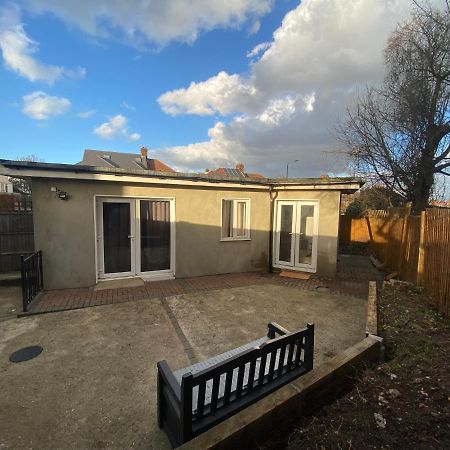 Private House With Free Park For Group Near Wembley Station Villa London Exterior photo