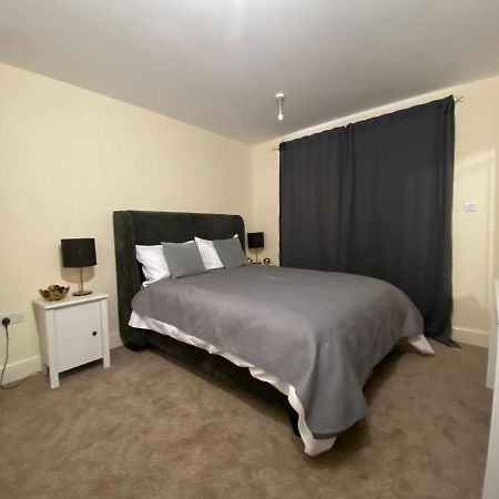 Private House With Free Park For Group Near Wembley Station Villa London Exterior photo