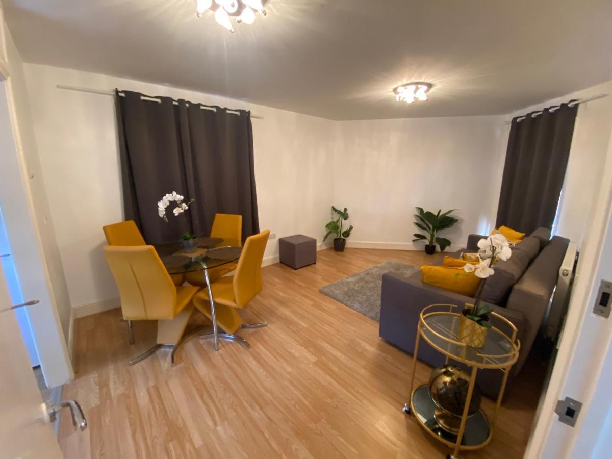 Private House With Free Park For Group Near Wembley Station Villa London Exterior photo
