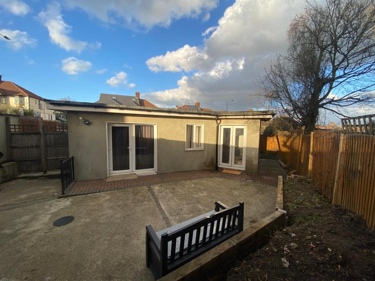 Private House With Free Park For Group Near Wembley Station Villa London Exterior photo