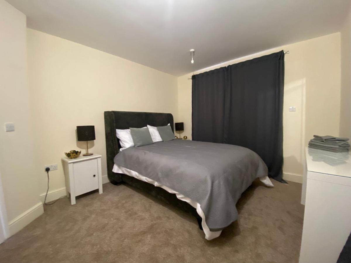 Private House With Free Park For Group Near Wembley Station Villa London Exterior photo