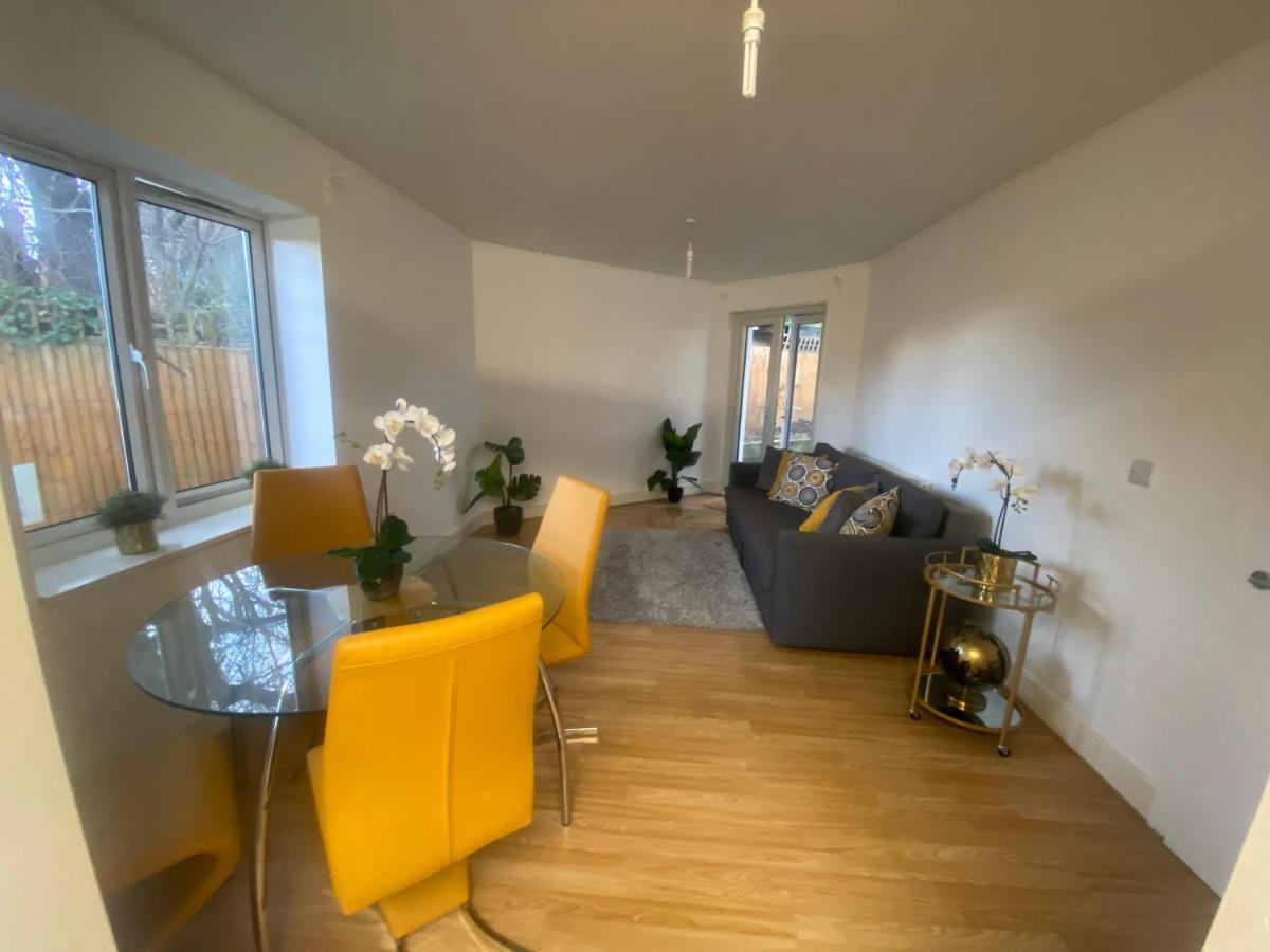 Private House With Free Park For Group Near Wembley Station Villa London Exterior photo