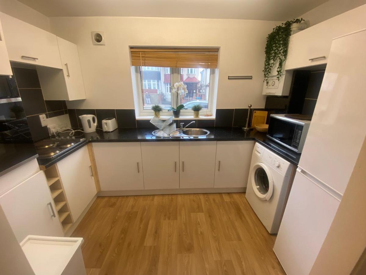 Private House With Free Park For Group Near Wembley Station Villa London Exterior photo