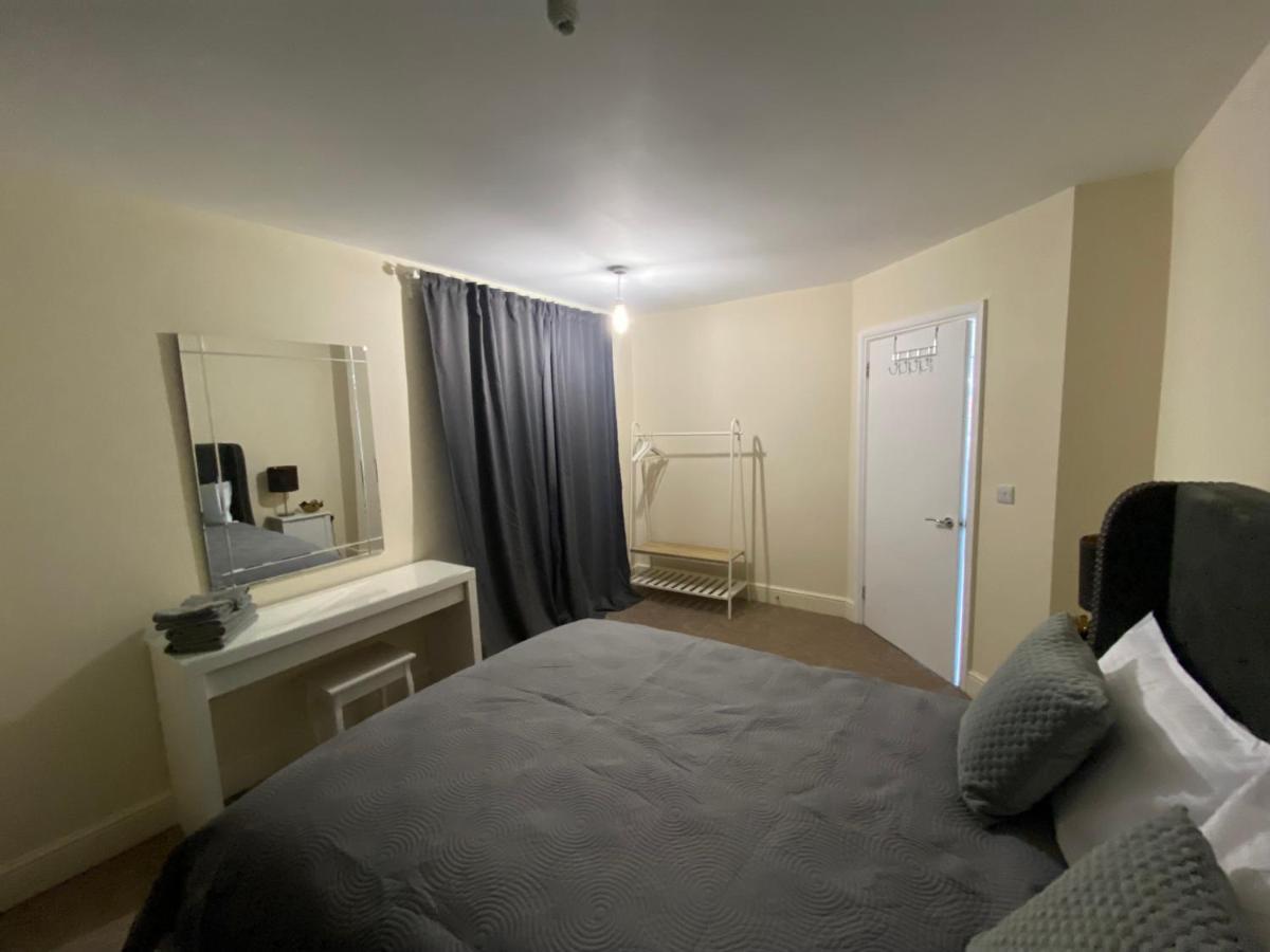 Private House With Free Park For Group Near Wembley Station Villa London Exterior photo