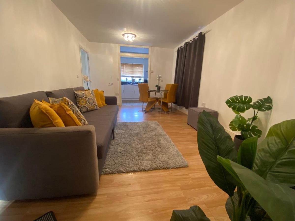 Private House With Free Park For Group Near Wembley Station Villa London Exterior photo